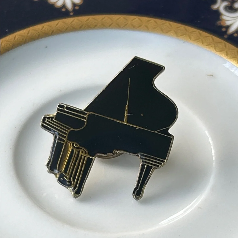 Vintage Black and Gold Baby Grand Piano Tak Pin